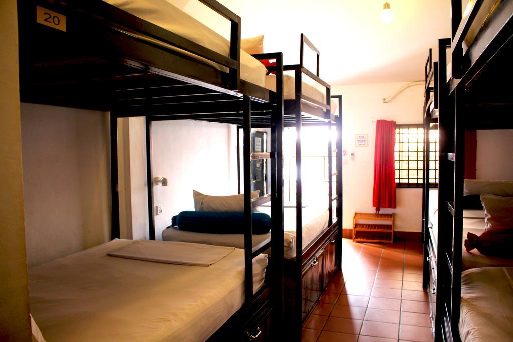 Top Banana Guesthouse & Rooftop Bar Phnom Penh Extérieur photo