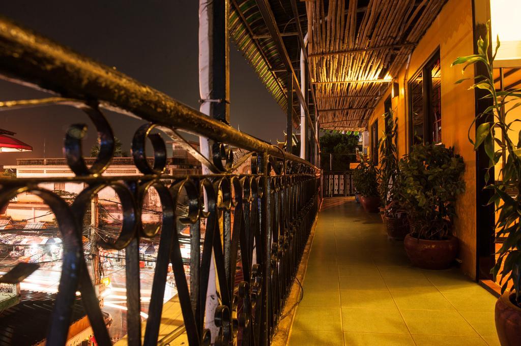 Top Banana Guesthouse & Rooftop Bar Phnom Penh Extérieur photo